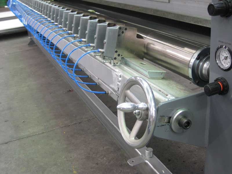 CRUSH CUTTERS MOUNTED ON DOVETAIL BAR SHOWING HARDENED STEEL ROLLER AND POSITIONING WHEEL